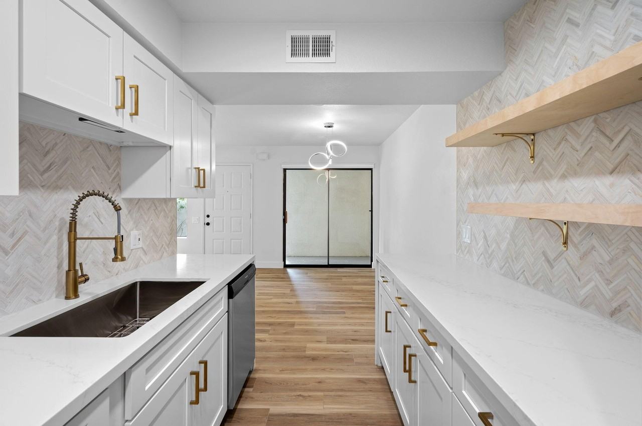 353 N Hermosa Dr - Photo 3 of 10