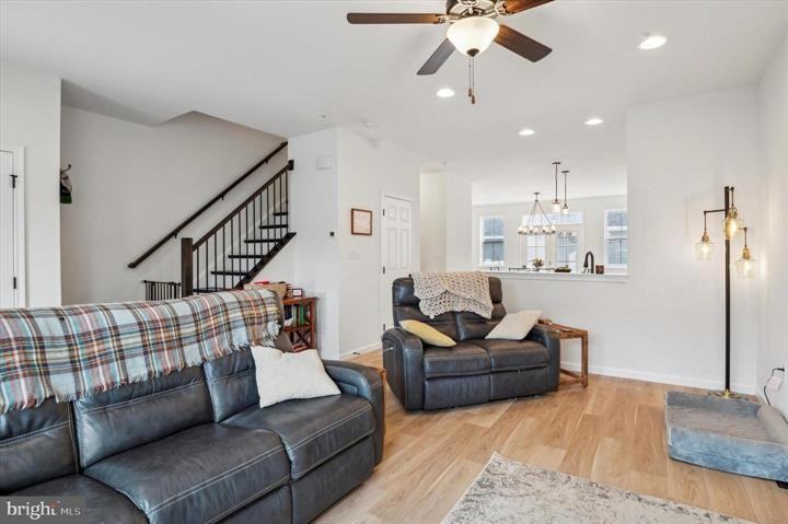 2202 Brentford St - Photo 3 of 18