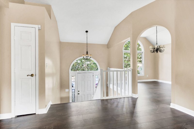 2108 N Ashford Ct - Photo 2 of 20