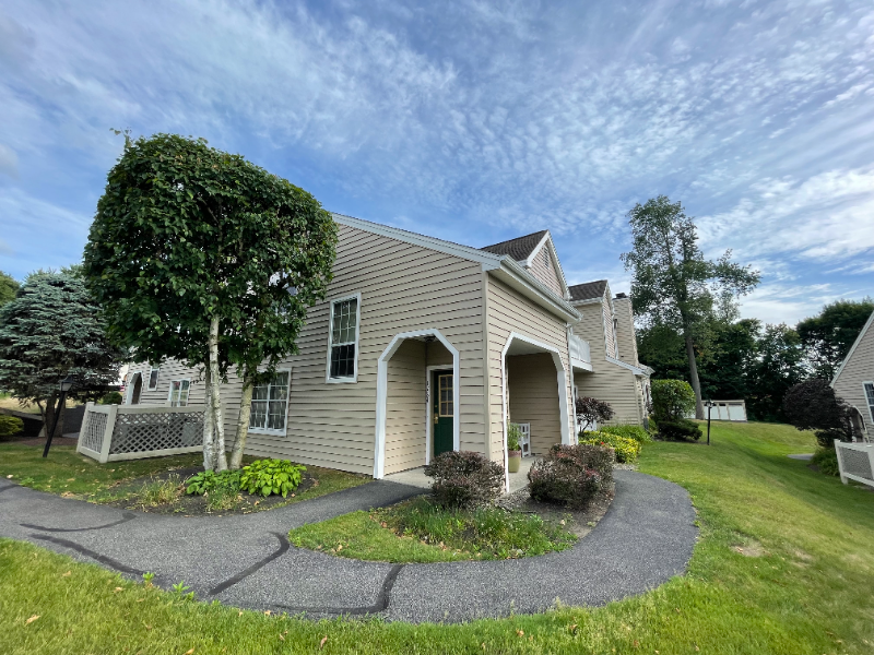 1724 Hampton Place Blvd - Photo 2 of 5