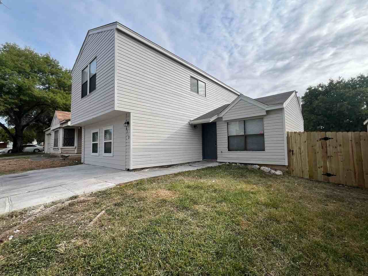 4010 Sunrise Bluff Dr - Photo 2 of 38