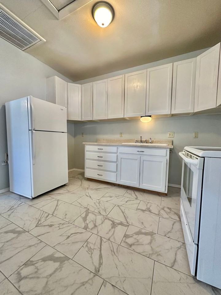 504 E 17th St - Photo 2 of 9