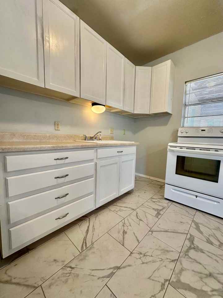 504 E 17th St - Photo 3 of 9