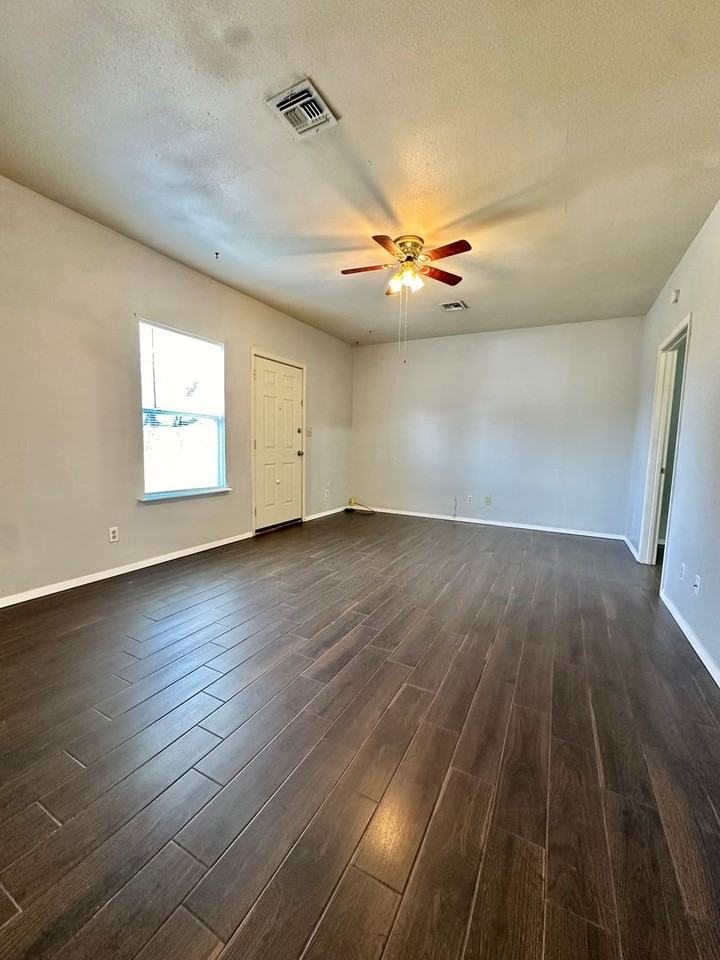 504 E 17th St - Photo 4 of 9