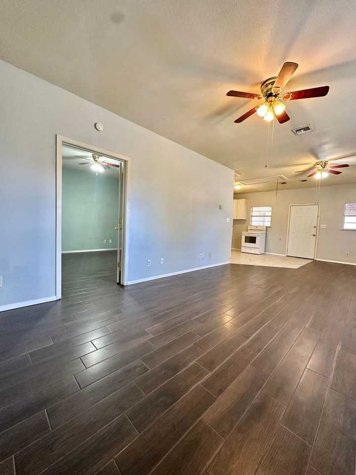 504 E 17th St - Photo 5 of 9