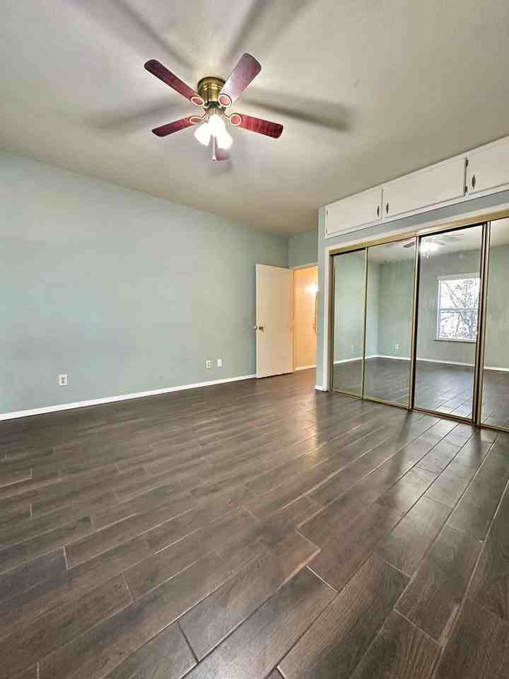 504 E 17th St - Photo 6 of 9