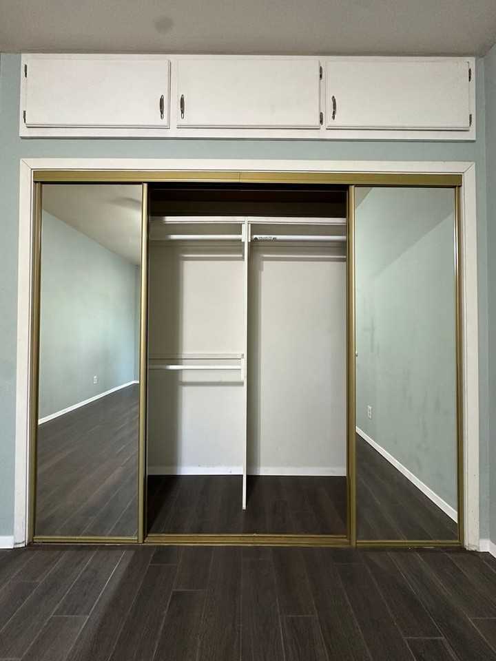 504 E 17th St - Photo 7 of 9