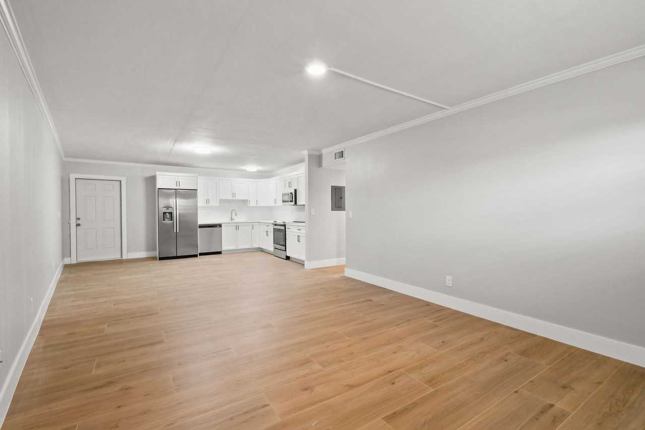 318-324 Southwind Drive - Photo 4 of 35