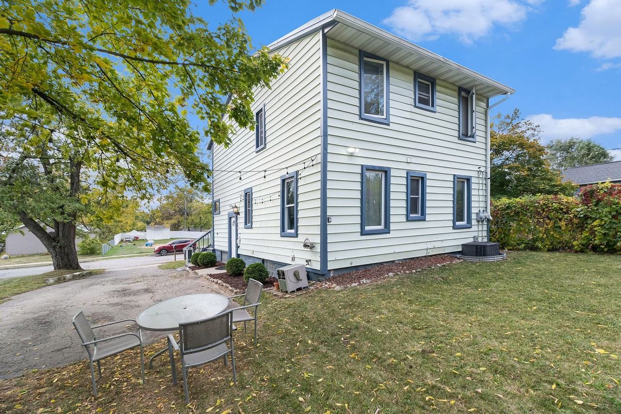 239 Russell St - Photo 2 of 12