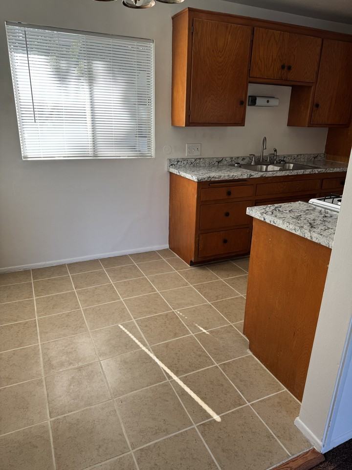 729 Locust St #5 - Photo 5 of 10
