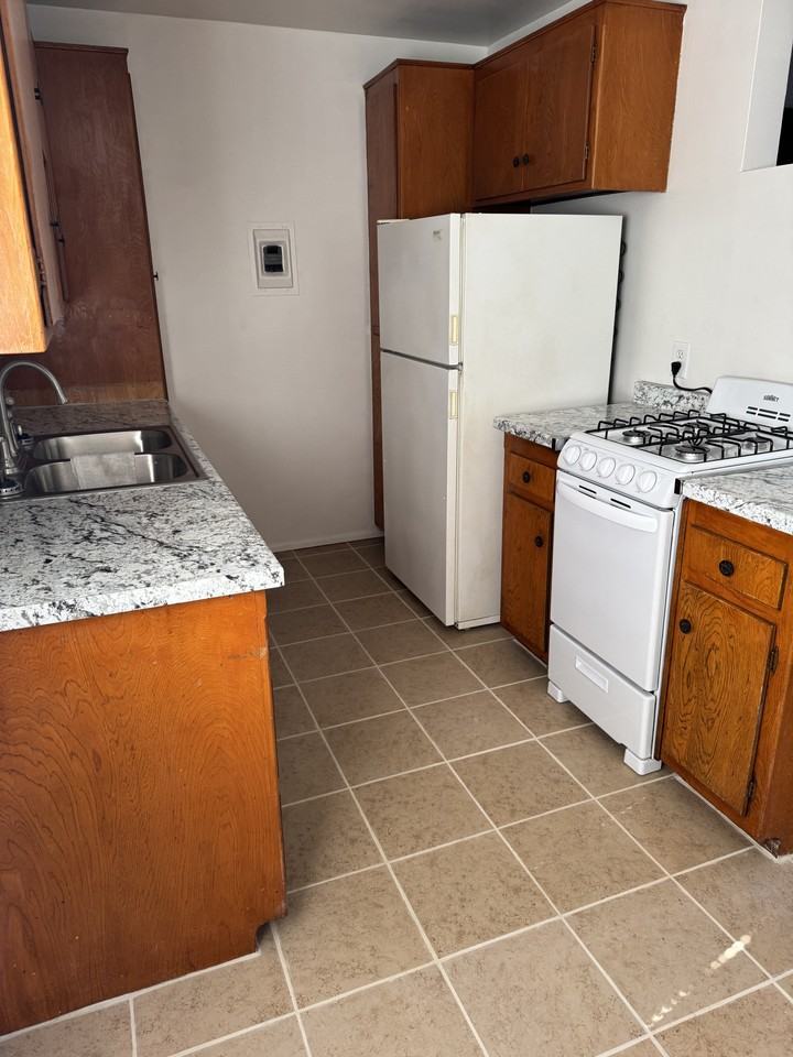 729 Locust St #5 - Photo 6 of 10
