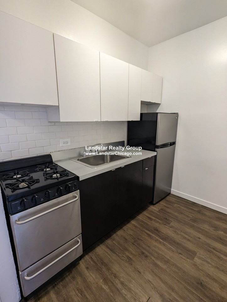 632 W Addison St #29 - Photo 3 of 13