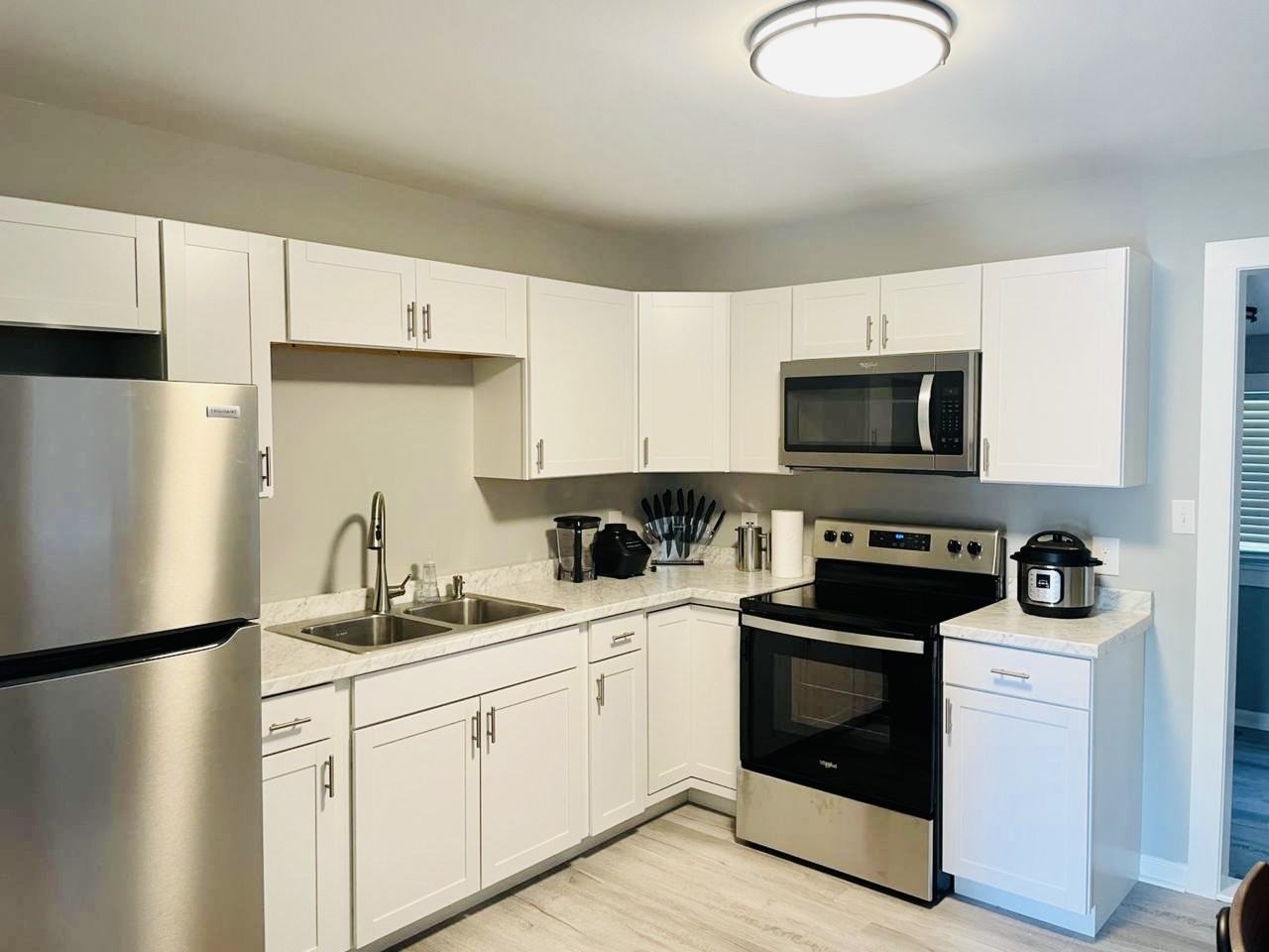 609 Lakeshore Dr #NA - Photo 2 of 9