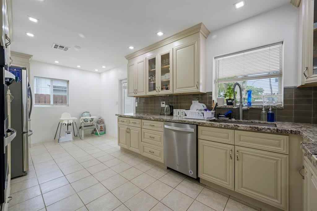 321 Sw 11th Ave - Photo 3 of 8