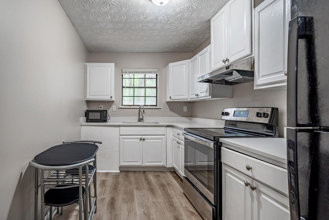 Candler Woods Dr - Photo 3 of 10