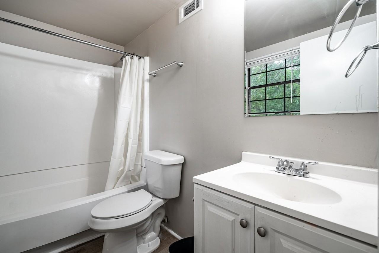 Candler Woods Dr - Photo 6 of 10