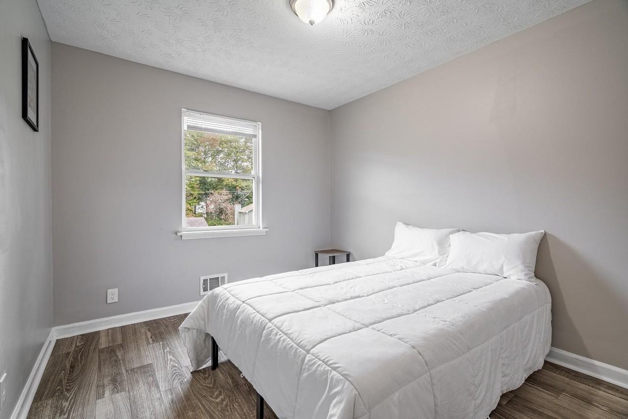 Candler Woods Dr - Photo 7 of 10