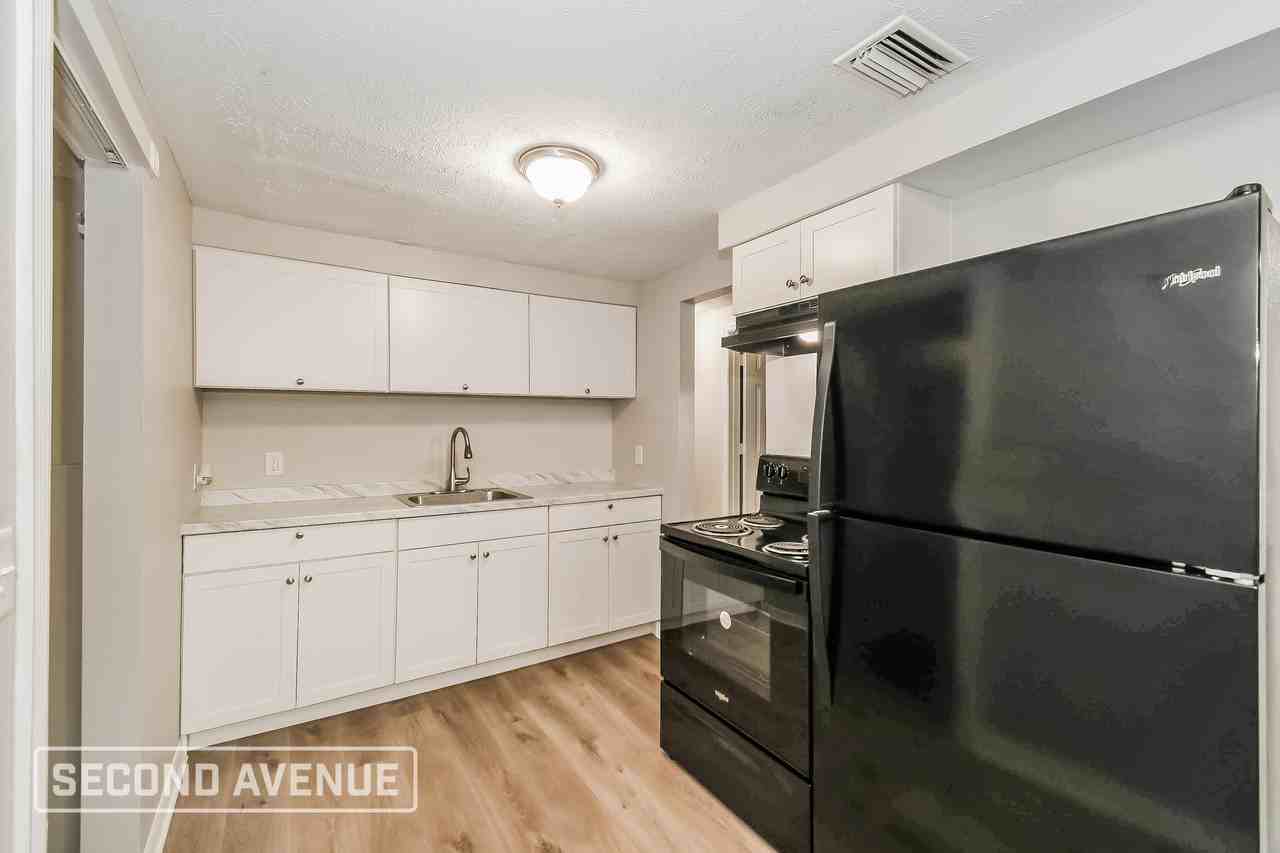2230 W 11th St - Photo 4 of 25