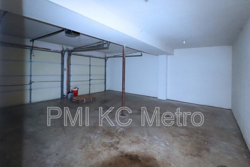 403 Nw Highland Ln - Photo 2 of 24