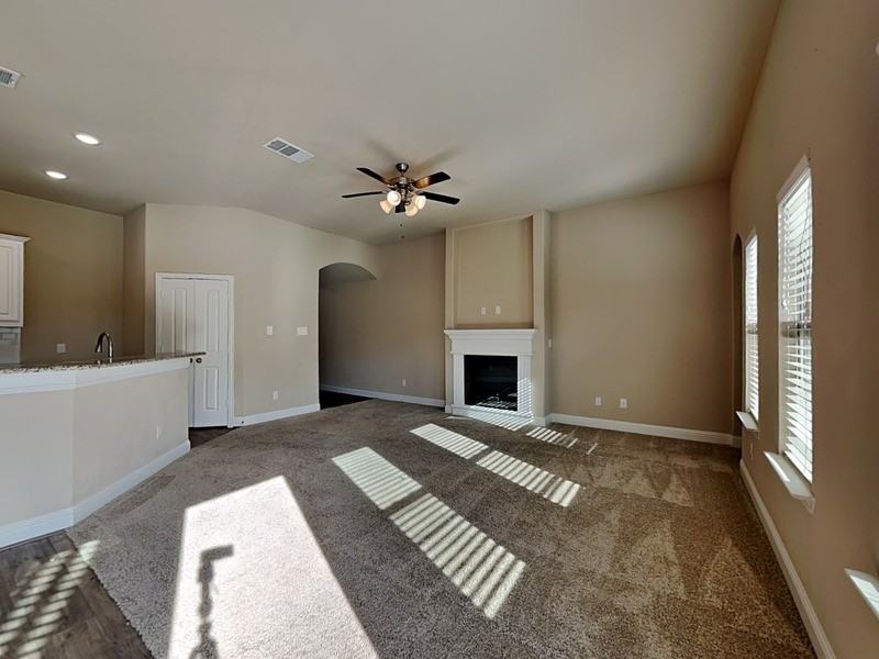 633 Comal Dr - Photo 2 of 12