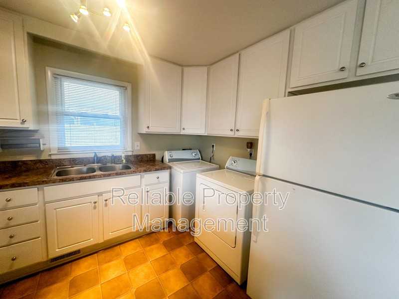 208 John St - Photo 6 of 17