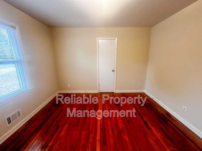 208 John St - Photo 7 of 17