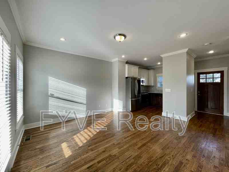 1627 25th Ave N - Photo 3 of 24