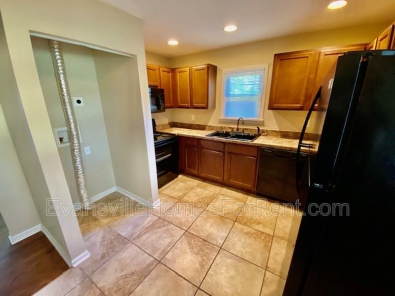 115 N Woods Ave - Photo 3 of 8