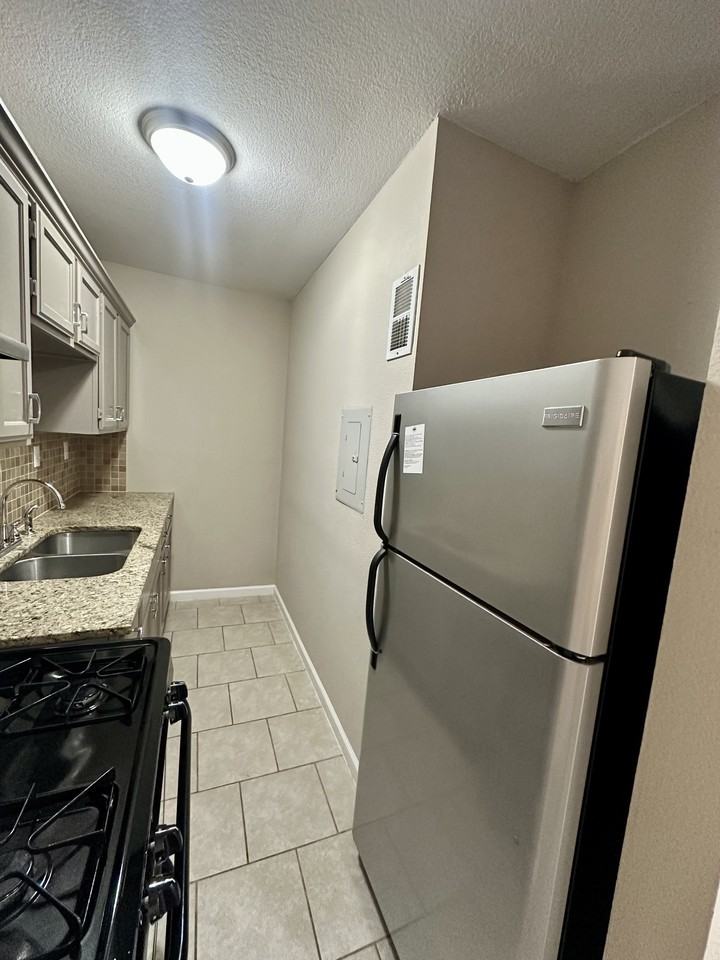 1305 E Armour Boulevard - Photo 2 of 13