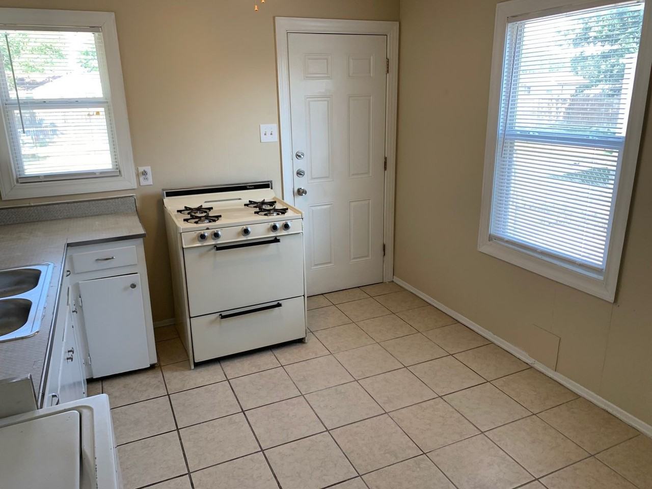 4602 Bowie St - Photo 7 of 8