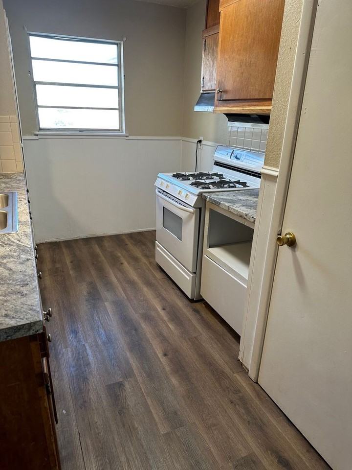 1006 Tudor Dr - Photo 2 of 16