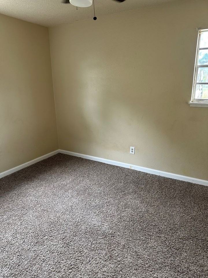 1006 Tudor Dr - Photo 3 of 16