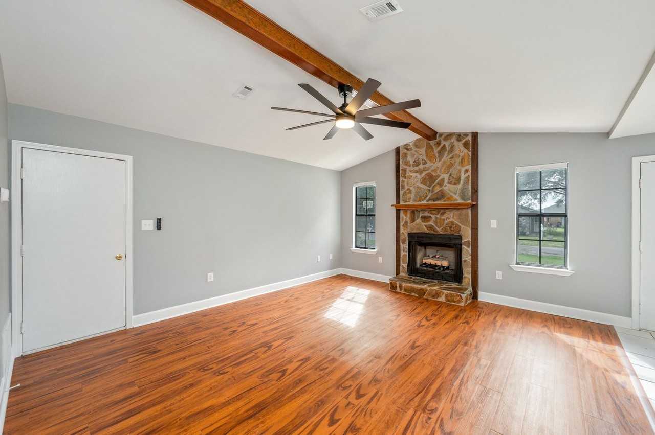 204 Esmond Ct - Photo 5 of 35