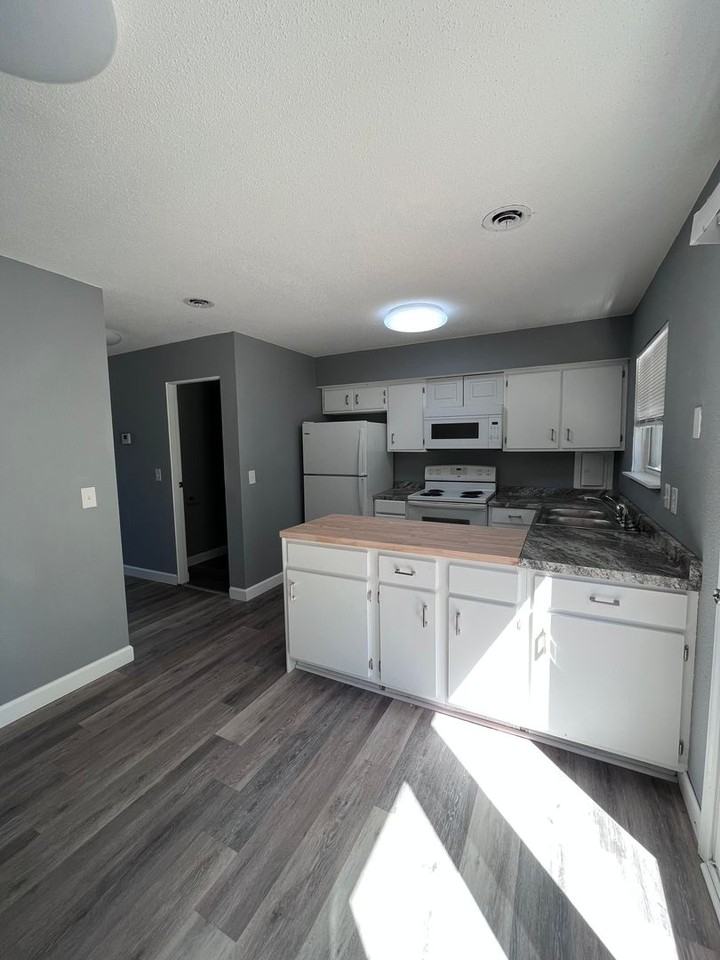 2083-MF20-E5 - Photo 3 of 20