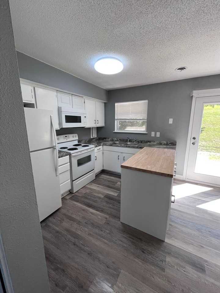 2083-MF20-E5 - Photo 5 of 20