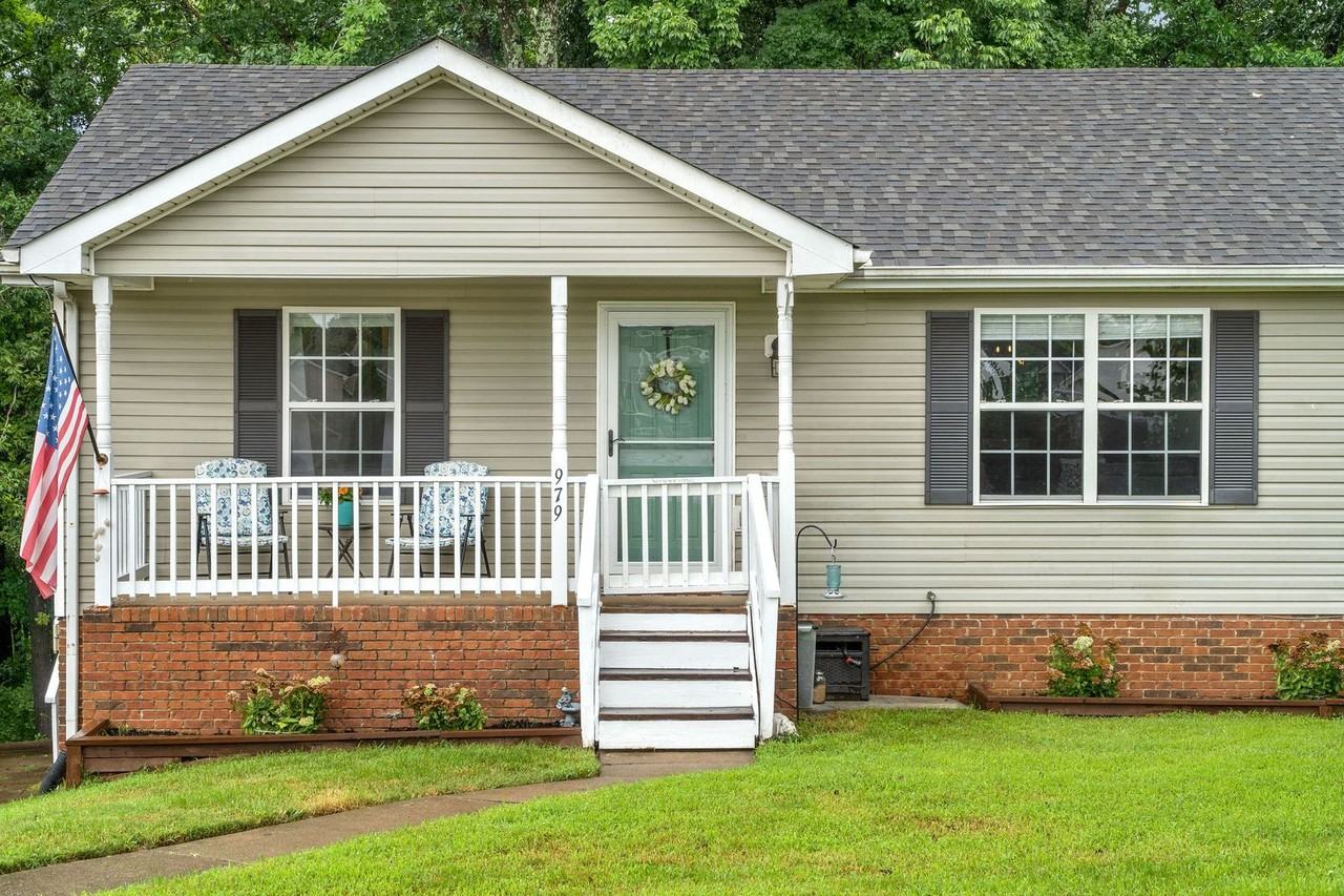 979 Bobcat Dr - Photo 3 of 36