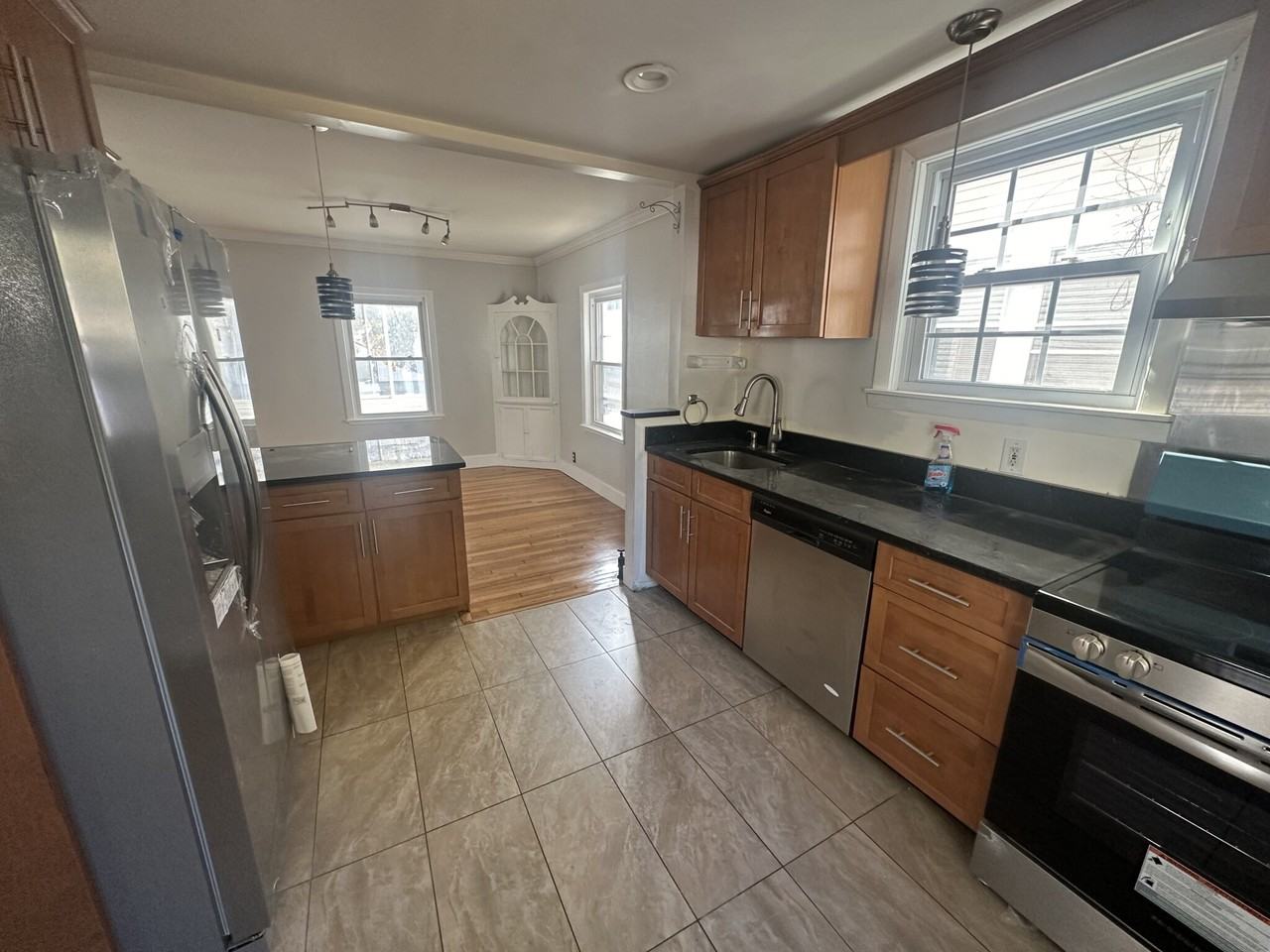 28 Hovey St - Photo 4 of 20