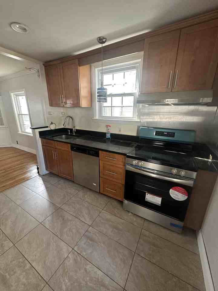 28 Hovey St - Photo 5 of 20