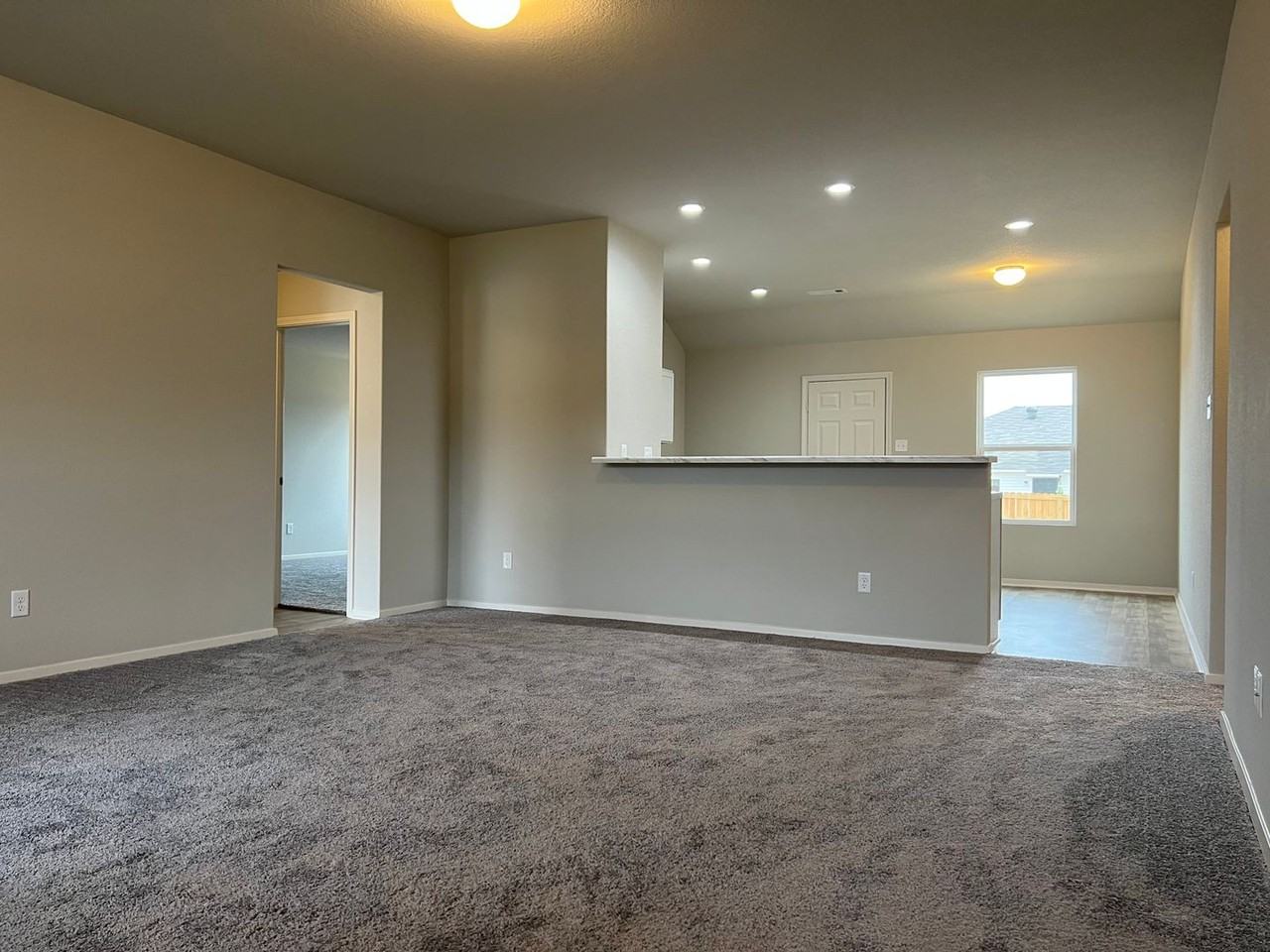 33 Ferguson Dr - Photo 4 of 21