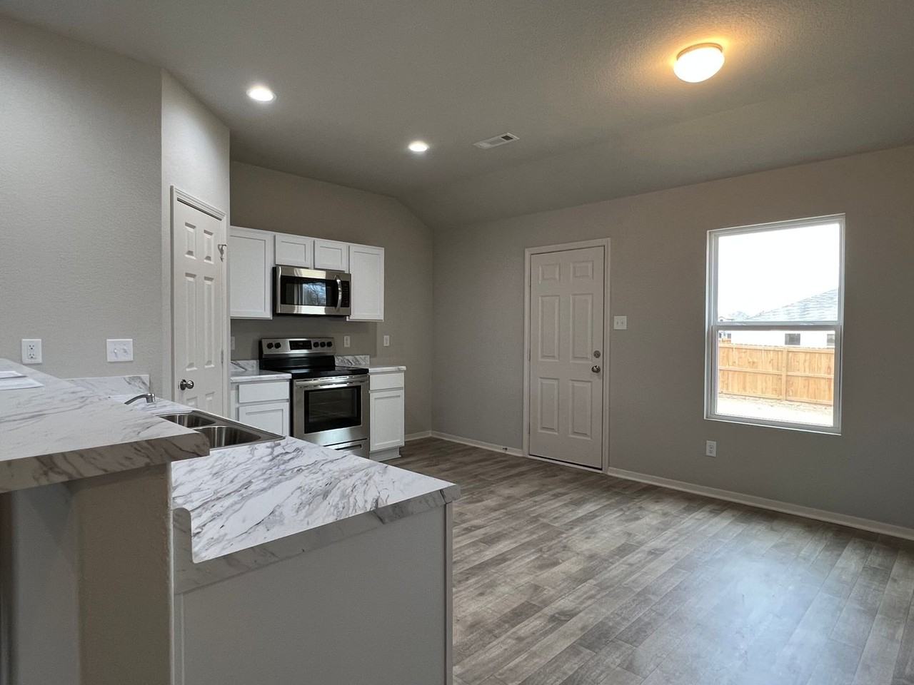 33 Ferguson Dr - Photo 7 of 21