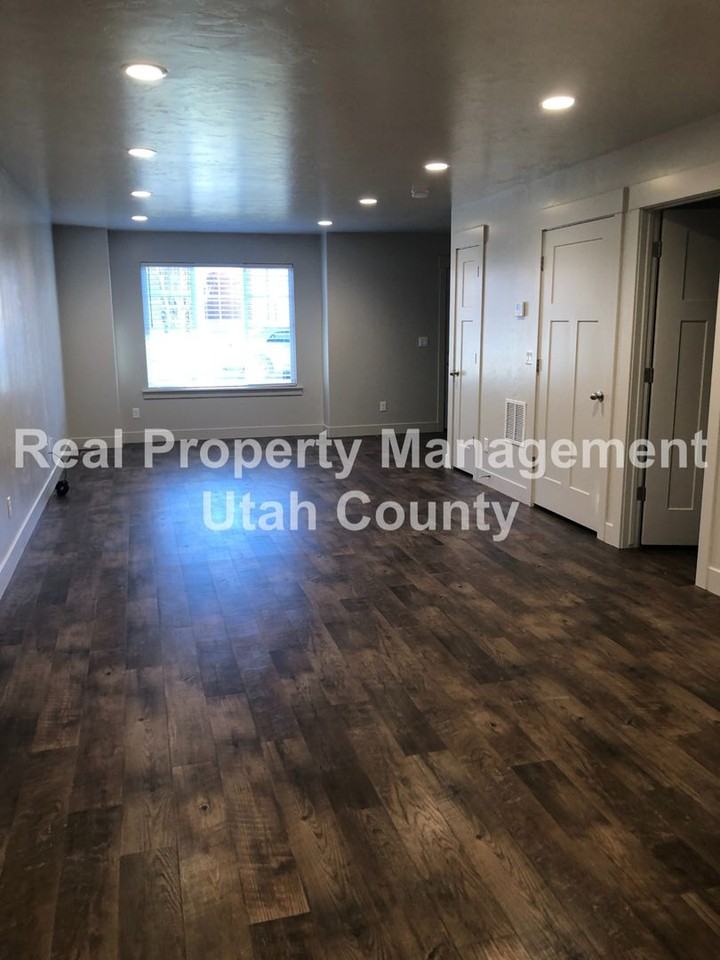 189 E 610 S - Photo 3 of 20