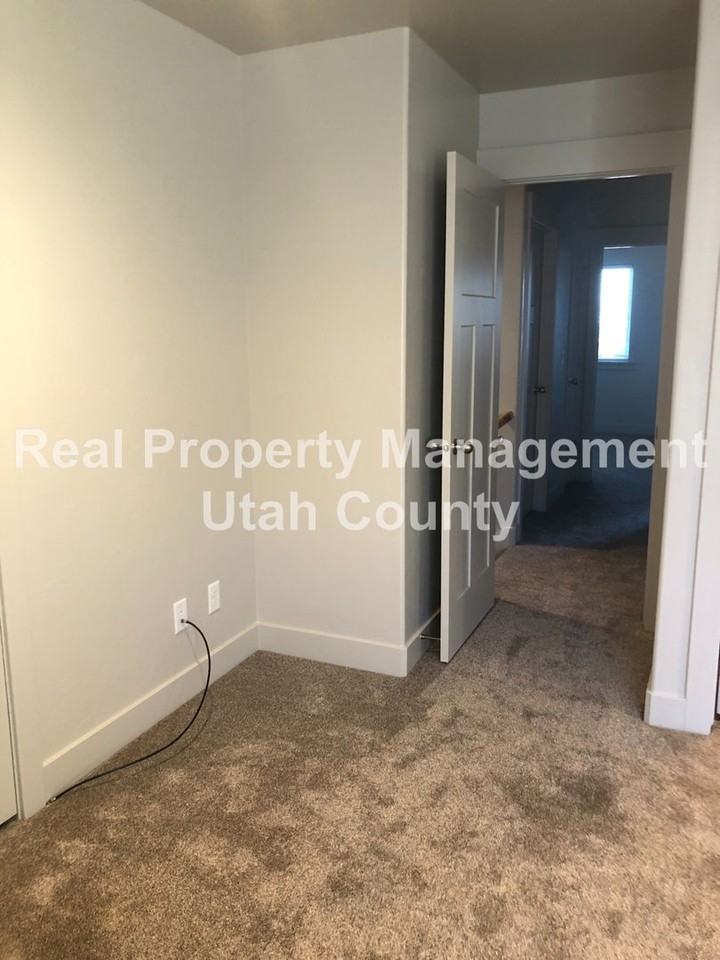 189 E 610 S - Photo 4 of 20