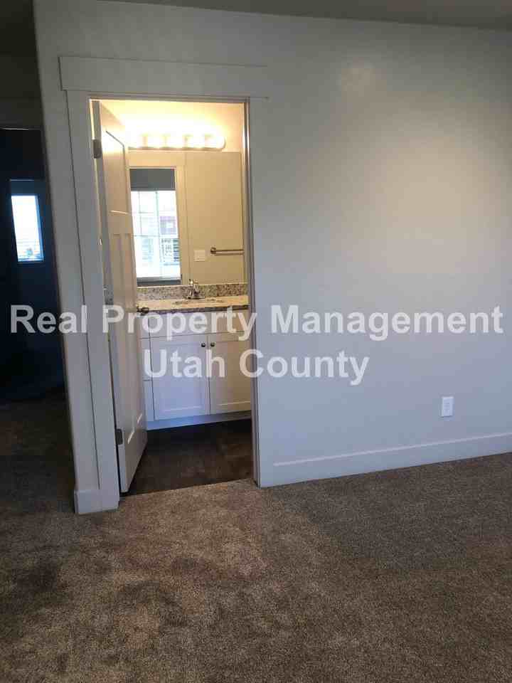 189 E 610 S - Photo 5 of 20