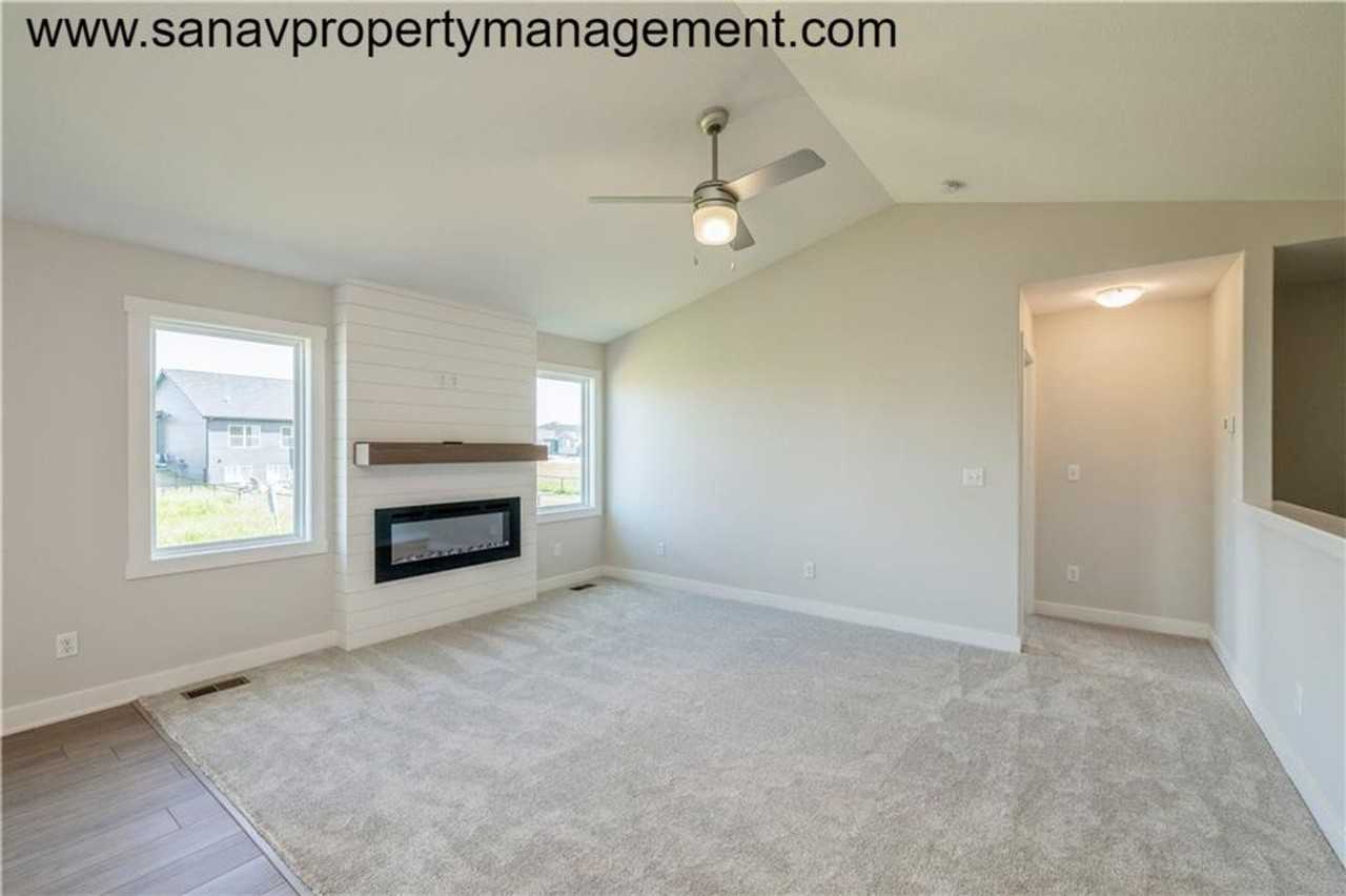 1230 Nw Mill Springs Dr - Photo 4 of 8