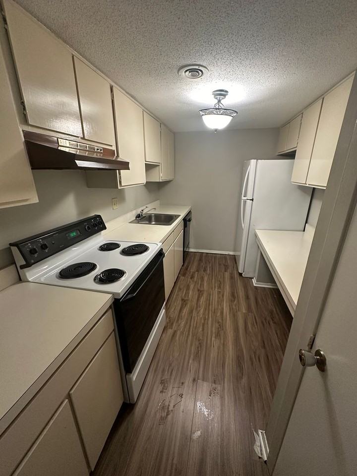 1859 Poplar Woods Cir W #208 - Photo 3 of 7