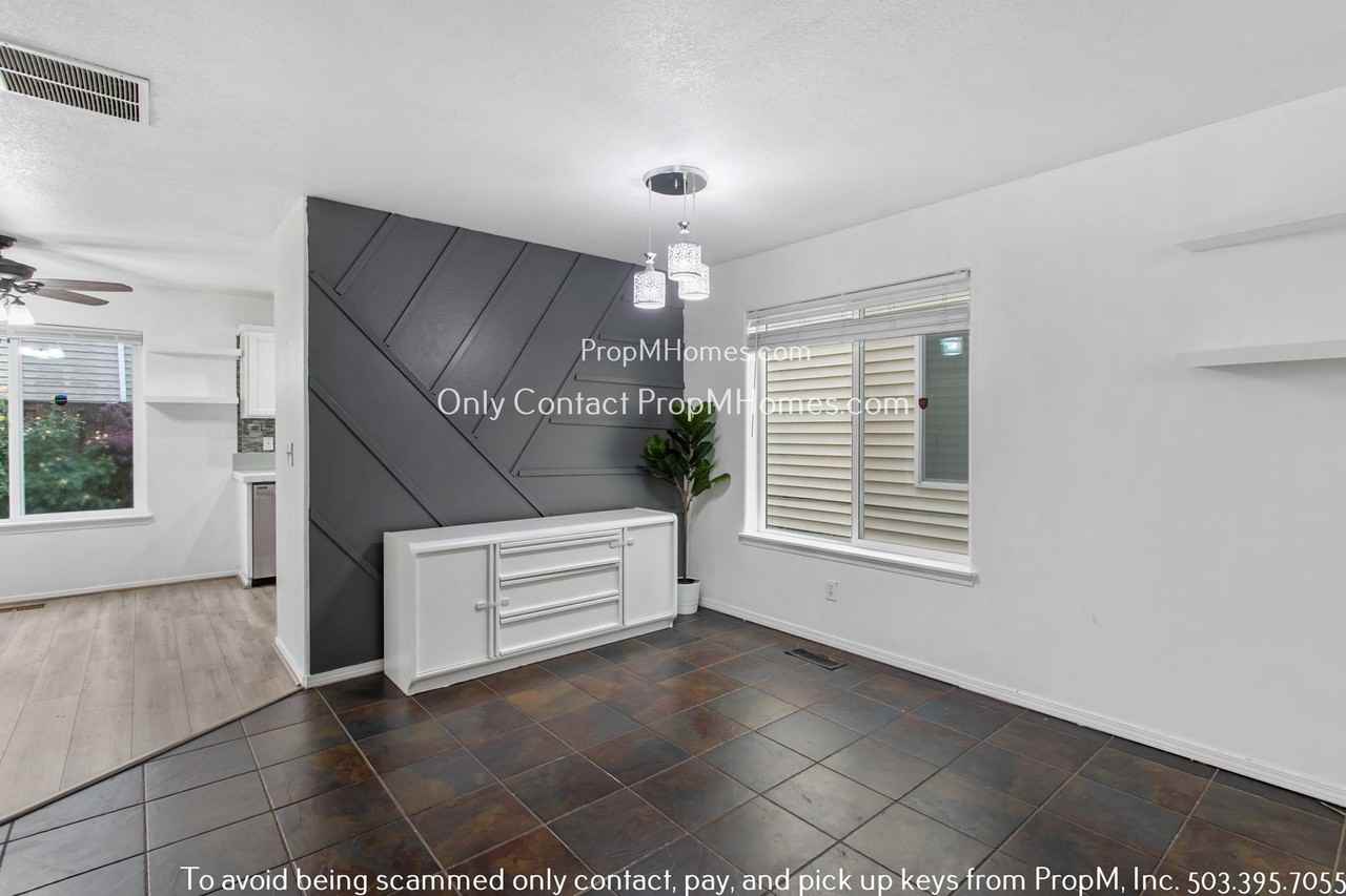 1262 Ne Kinney St - Photo 5 of 24