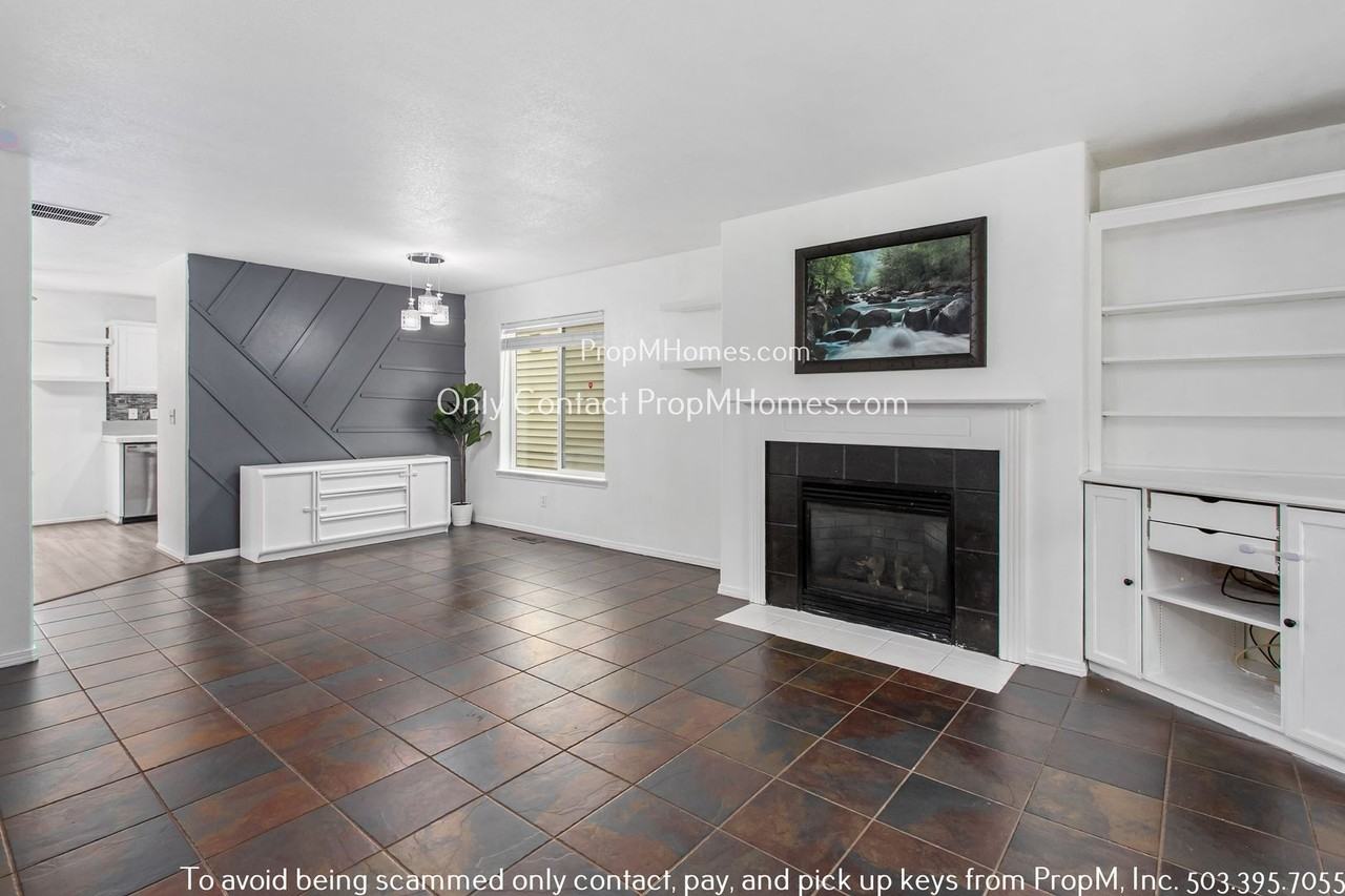 1262 Ne Kinney St - Photo 4 of 24