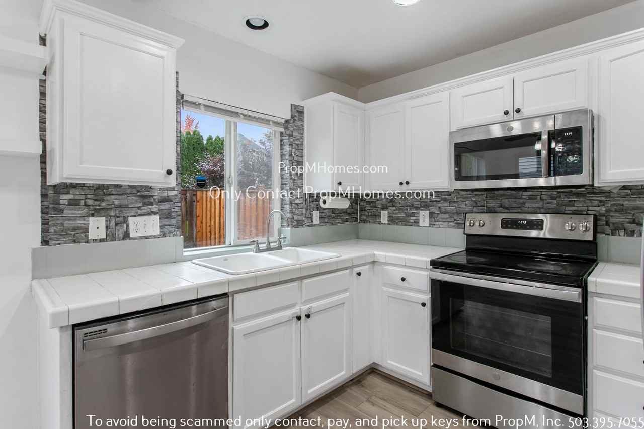 1262 Ne Kinney St - Photo 6 of 24