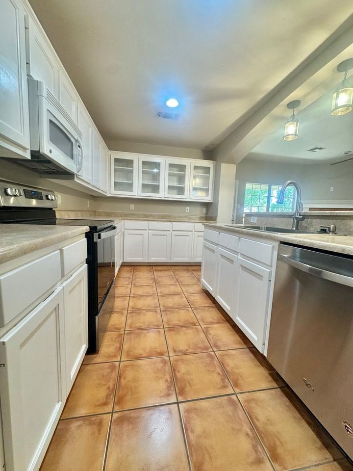 3214 Edgewood Dr - Photo 2 of 18