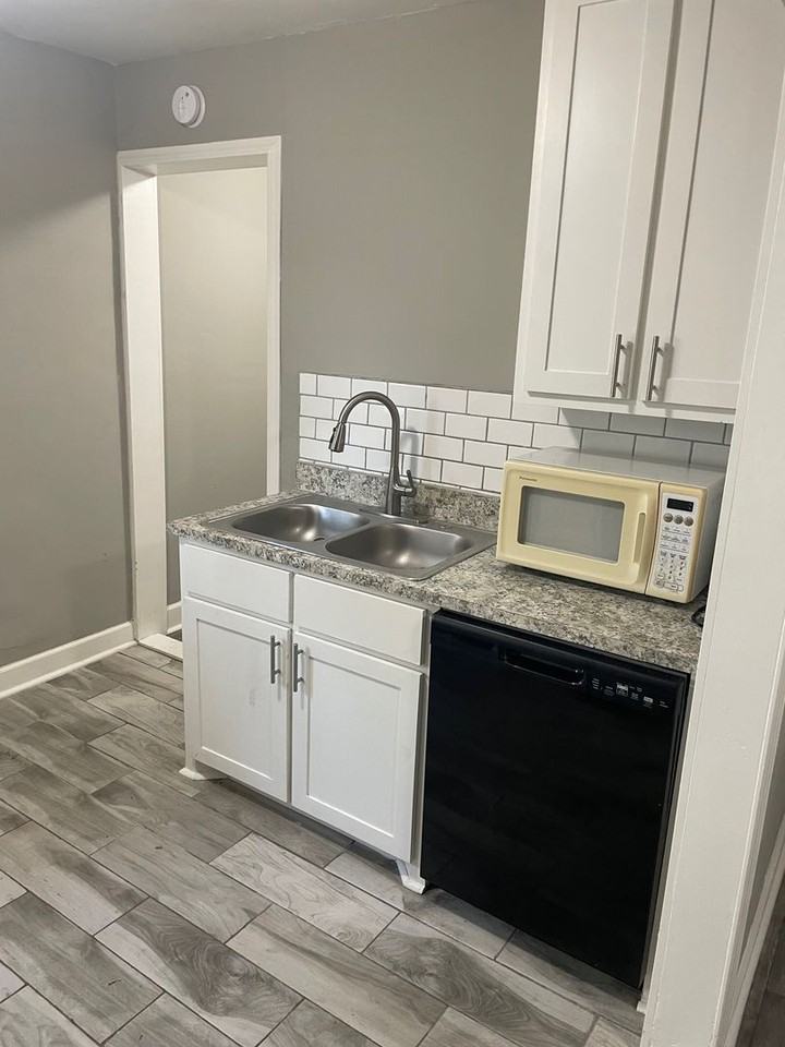 2121 S Fillmore St - Photo 4 of 13